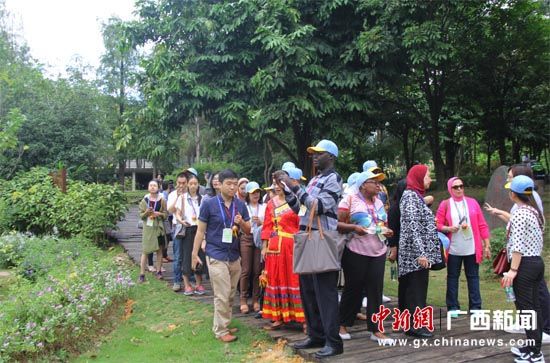 23名发展中国家部级官员参访广西药用植物园