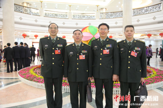 出席广西自治区两会的解放军代表合影--中新