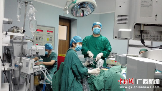柳州首例单孔腹腔镜手术切除畸胎瘤在柳铁中心