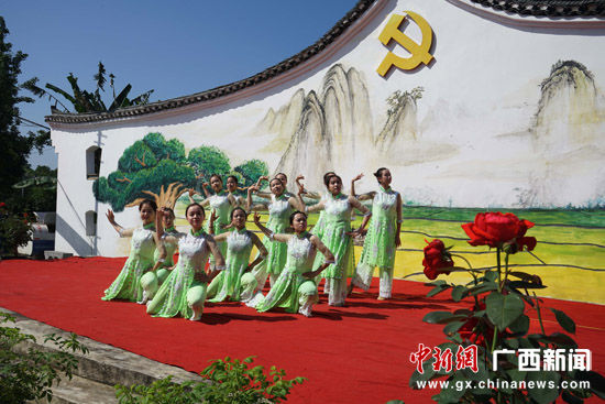桂林近百名大学生开展文艺、普法三下乡活动
