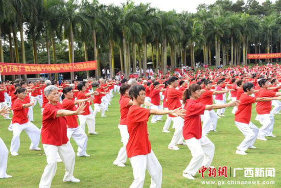 广西第九届体育节正式启动 千人齐秀八段锦太
