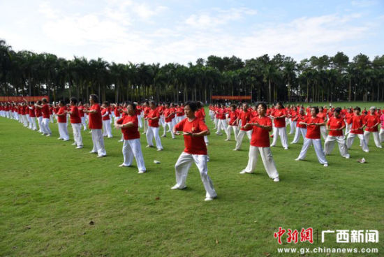 广西第九届体育节正式启动 千人齐秀八段锦太