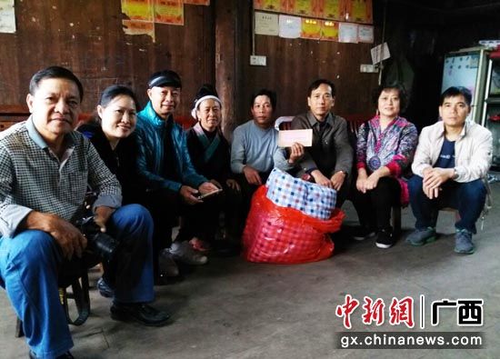广西工商局离退休老同志为贫困户捐助资金和棉