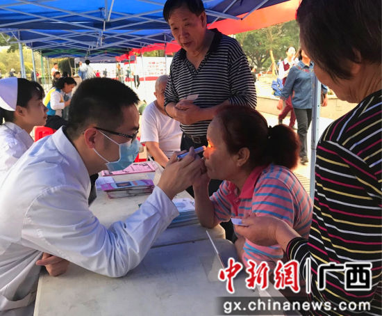 柳州市红十字会医院志愿者为市民义诊