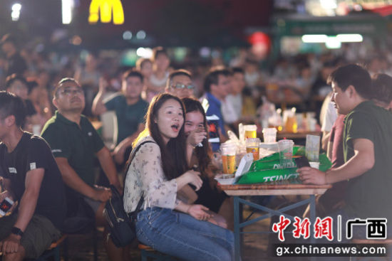 2018南宁青岛啤酒节开幕 市民享美食文化盛宴