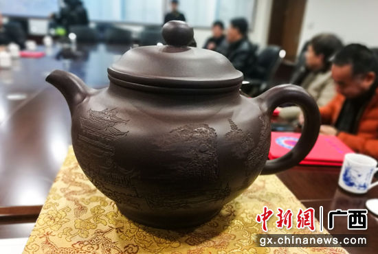 桂林艺术家捐赠紫玉山水壶创立新的文化品牌