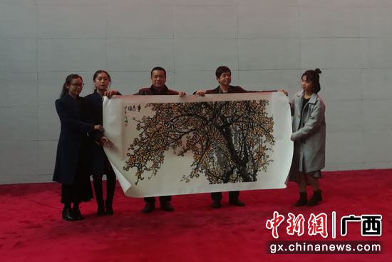 图为画家何明向桂林博物馆捐赠《争春图》梅花中国画作品。