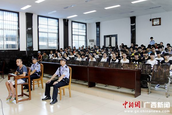 江州区法院公众开放日邀请学生观摩庭审受教育