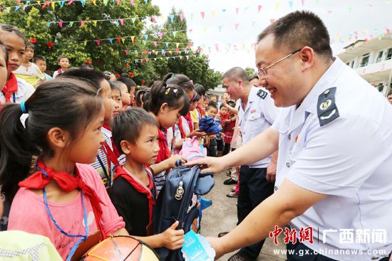 广西平乐县国税局开展关爱留守儿童慰问活动