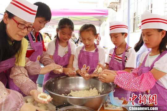 广西壮语文学校变美食街市 学生叫卖自制壮乡